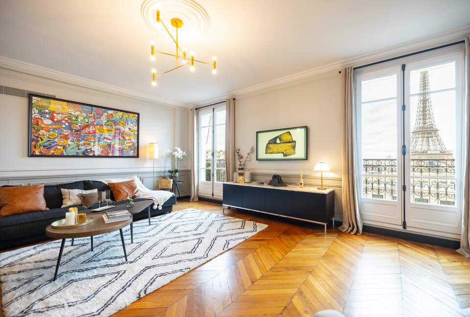 Signature Two-Level Eiffel View Haven - Paris, France