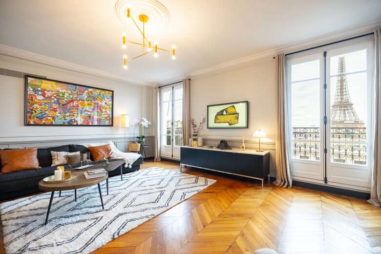 Signature Two-Level Eiffel View Haven - Paris, France