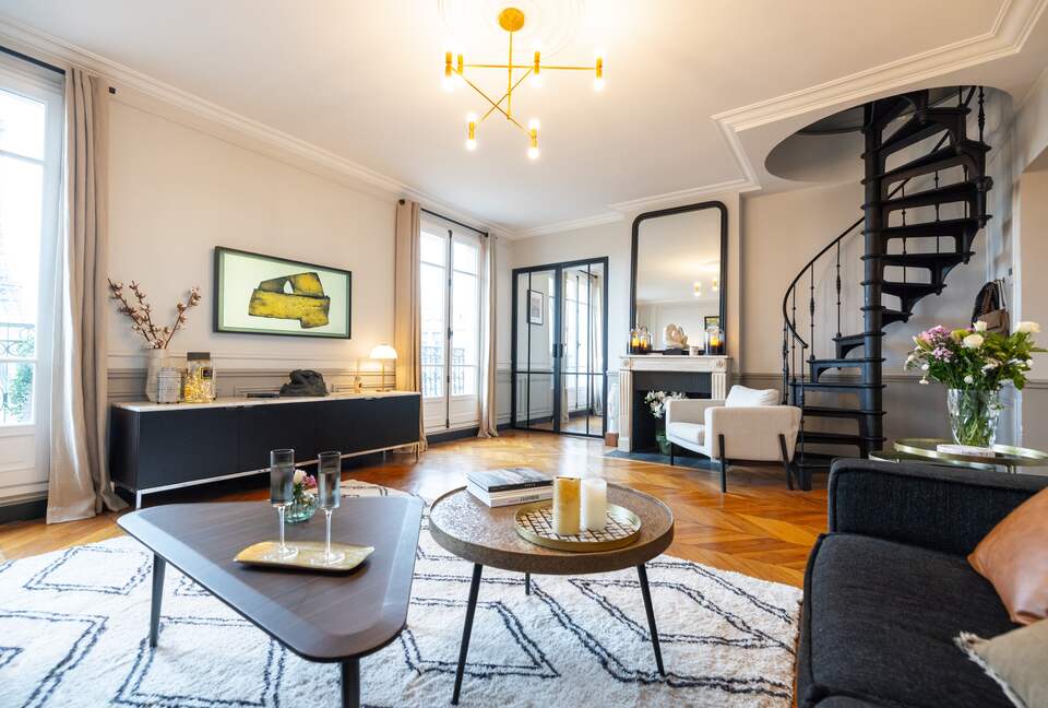 Signature Two-Level Eiffel View Haven - Paris, France