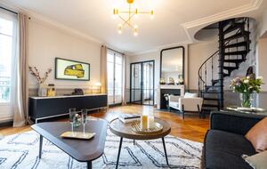 Signature Two-Level Eiffel View Haven - Paris, France