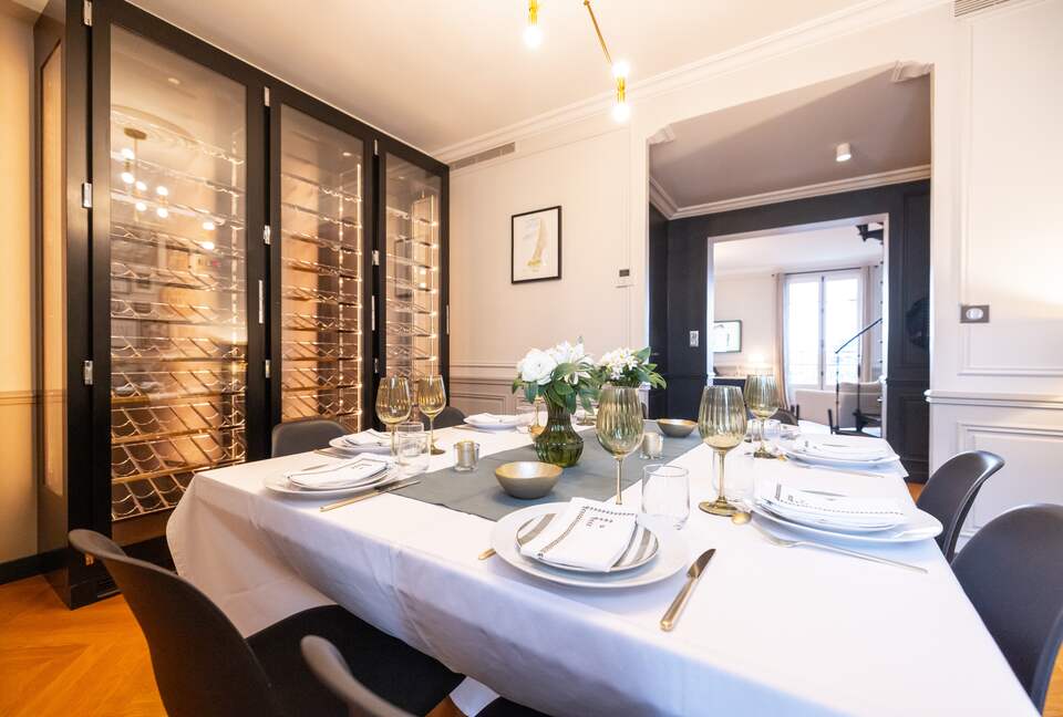 Signature Two-Level Eiffel View Haven - Paris, France