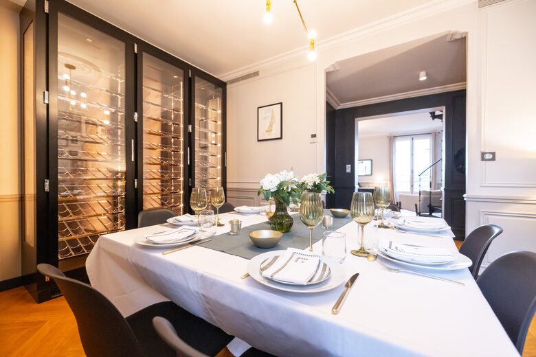 Signature Two-Level Eiffel View Haven - Paris, France