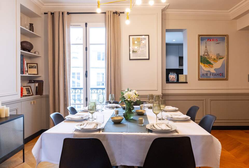 Signature Two-Level Eiffel View Haven - Paris, France