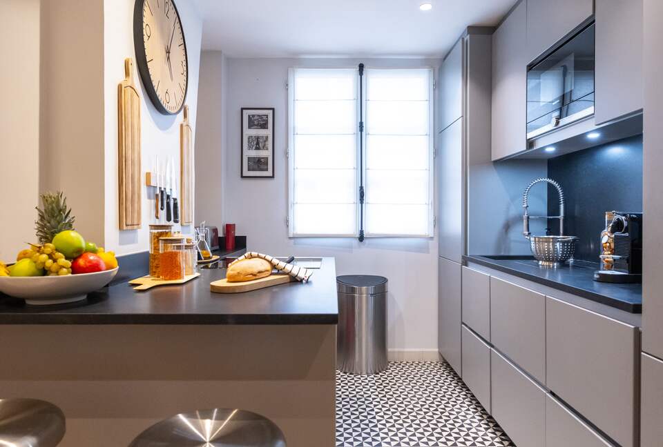 Signature Two-Level Eiffel View Haven - Paris, France