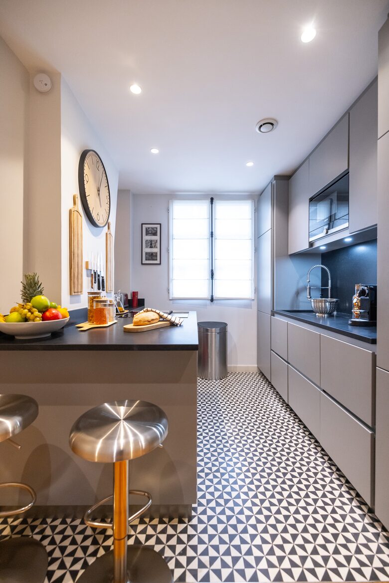 Signature Two-Level Eiffel View Haven - Paris, France