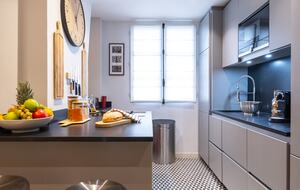 Signature Two-Level Eiffel View Haven - Paris, France