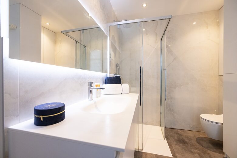 Signature Two-Level Eiffel View Haven - Paris, France