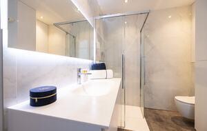 Signature Two-Level Eiffel View Haven - Paris, France