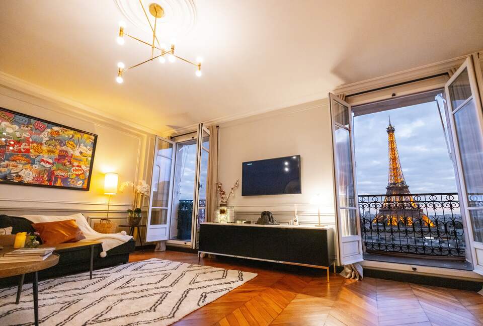 Signature Two-Level Eiffel View Haven - Paris, France
