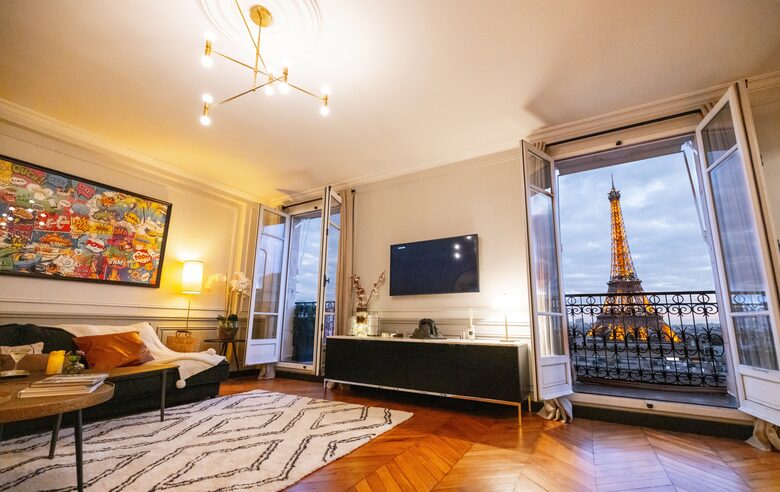 Signature Two-Level Eiffel View Haven - Paris, France