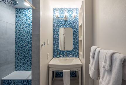 Elegant Hilltop Retreat with Panoramic Canyon Lake Views - Canyon Lake, Texas