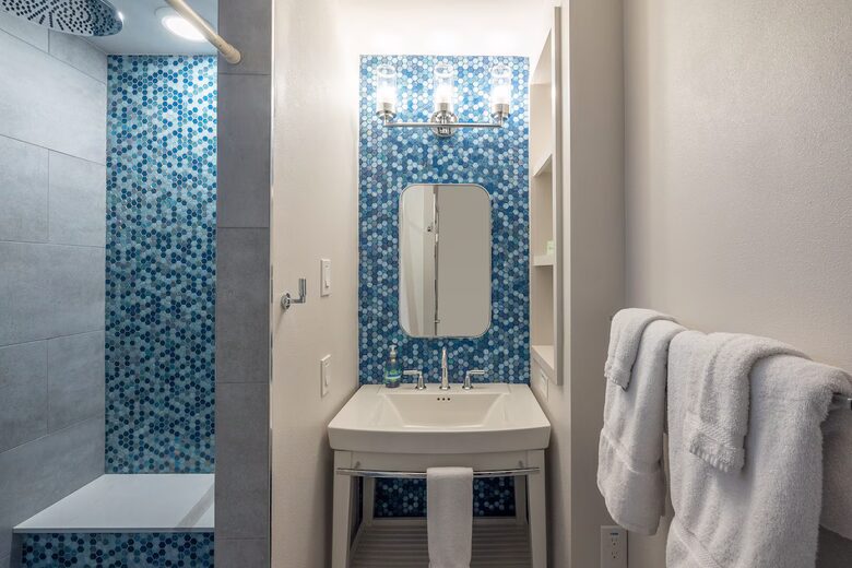 Elegant Hilltop Retreat with Panoramic Canyon Lake Views - Canyon Lake, Texas