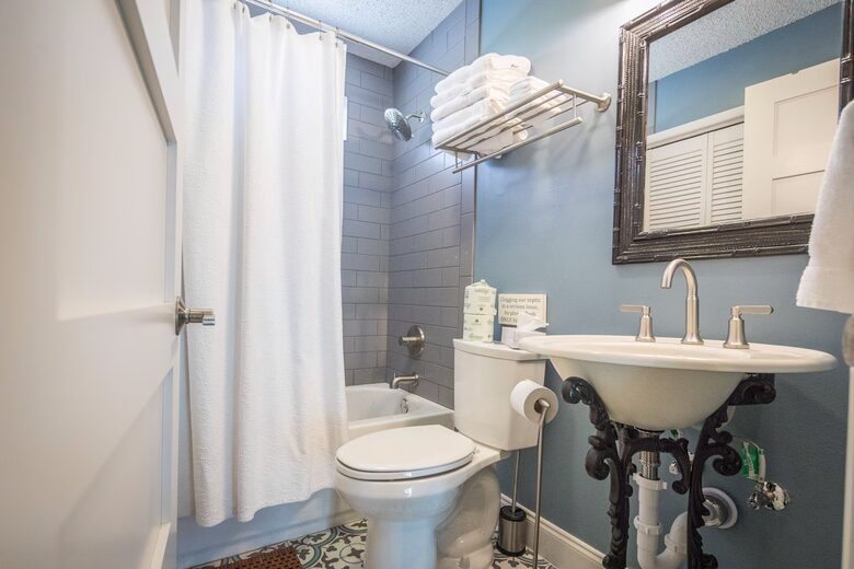 Elegant Hilltop Retreat with Panoramic Canyon Lake Views - Canyon Lake, Texas