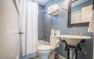 Elegant Hilltop Retreat with Panoramic Canyon Lake Views - Canyon Lake, Texas