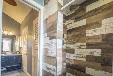 Elegant Hilltop Retreat with Panoramic Canyon Lake Views - Canyon Lake, Texas