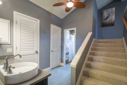 Elegant Hilltop Retreat with Panoramic Canyon Lake Views - Canyon Lake, Texas