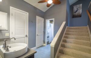 Elegant Hilltop Retreat with Panoramic Canyon Lake Views - Canyon Lake, Texas