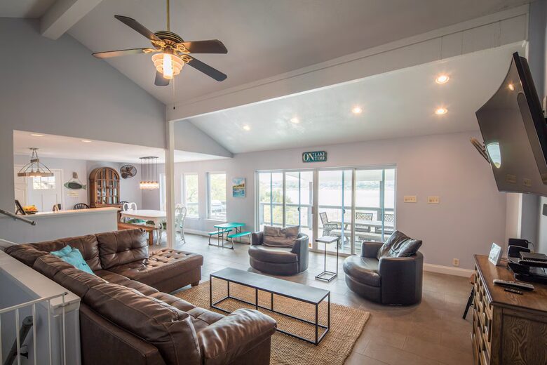 Elegant Hilltop Retreat with Panoramic Canyon Lake Views - Canyon Lake, Texas