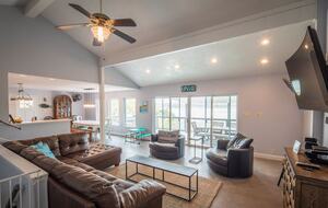 Elegant Hilltop Retreat with Panoramic Canyon Lake Views - Canyon Lake, Texas