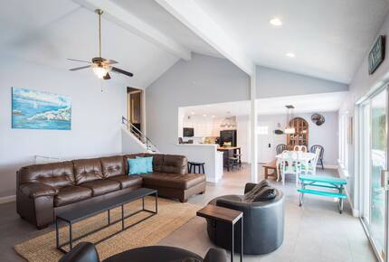 Elegant Hilltop Retreat with Panoramic Canyon Lake Views - Canyon Lake, Texas