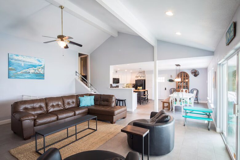 Elegant Hilltop Retreat with Panoramic Canyon Lake Views - Canyon Lake, Texas