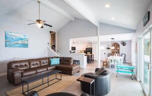 Elegant Hilltop Retreat with Panoramic Canyon Lake Views - Canyon Lake, Texas