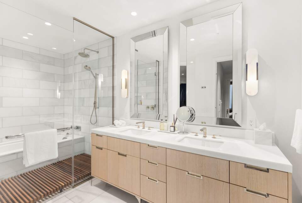 Sophisticated High-Rise Retreat in the Heart of Downtown Portland - Portland, Oregon