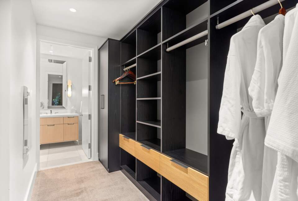 Sophisticated High-Rise Retreat in the Heart of Downtown Portland - Portland, Oregon