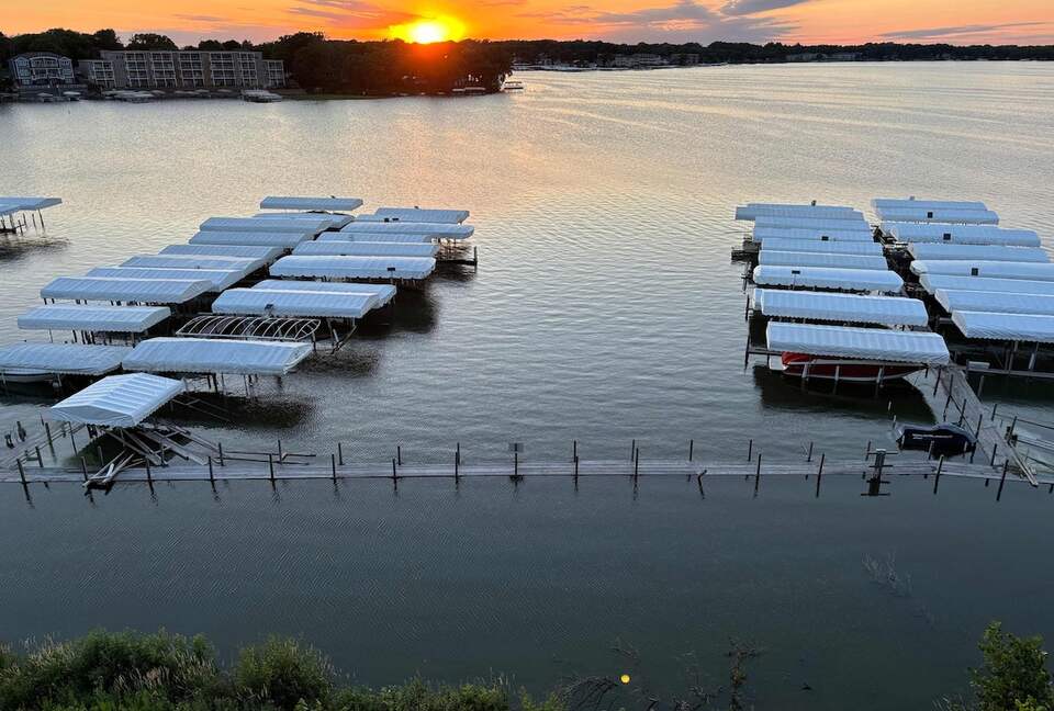 Bright 4BR Retreat with East Lake Views - Arnolds Park, Iowa