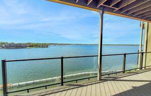 Bright 4BR Retreat with East Lake Views - Arnolds Park, Iowa