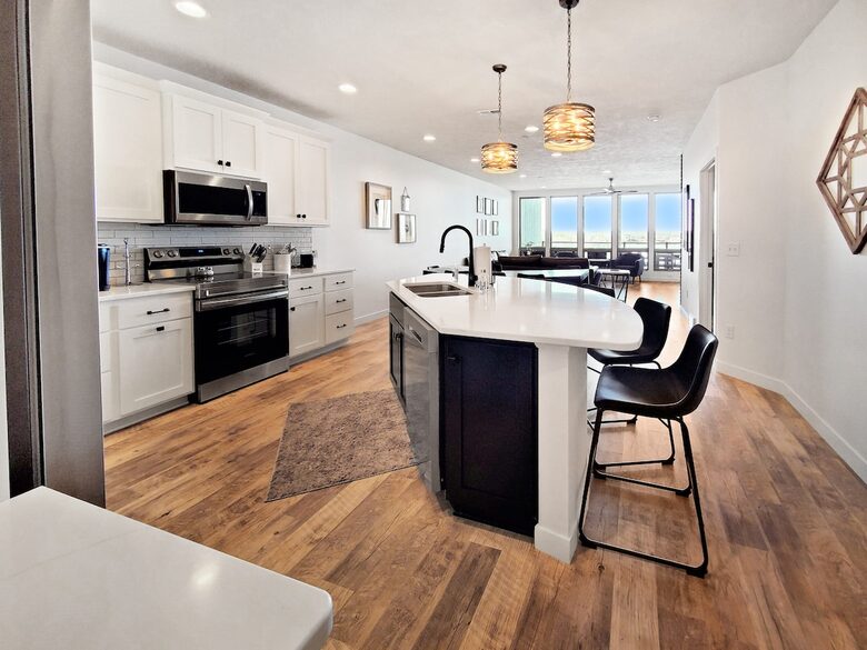 Bright 4BR Retreat with East Lake Views - Arnolds Park, Iowa