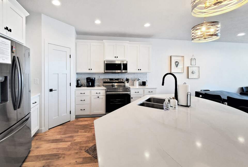 Bright 4BR Retreat with East Lake Views - Arnolds Park, Iowa