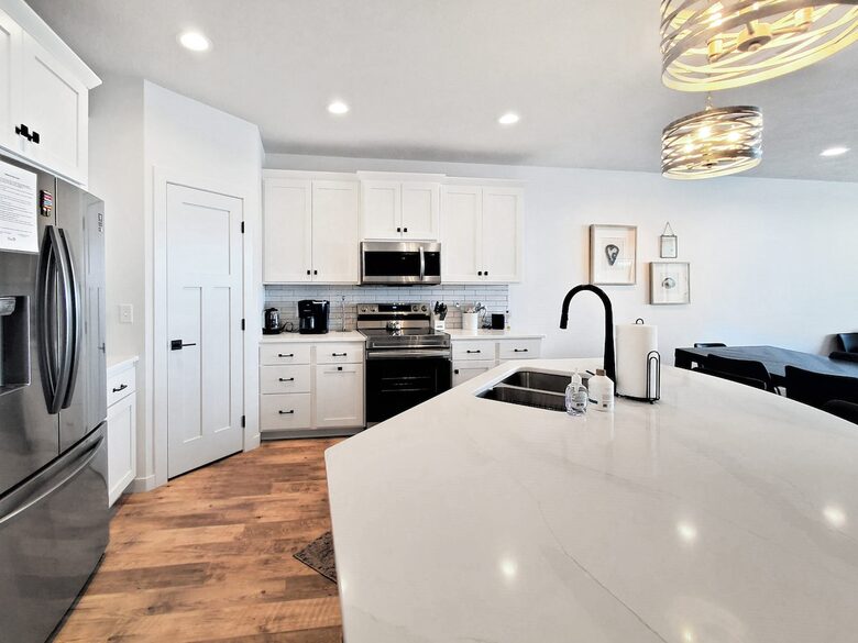 Bright 4BR Retreat with East Lake Views - Arnolds Park, Iowa