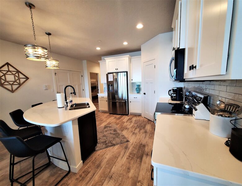 Bright 4BR Retreat with East Lake Views - Arnolds Park, Iowa