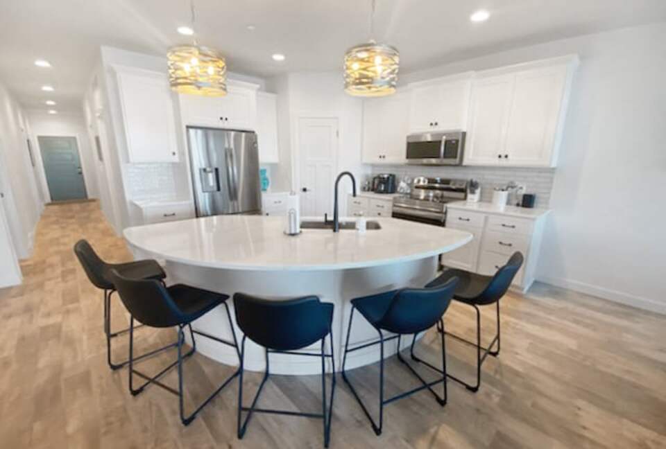 Bright 4BR Retreat with East Lake Views - Arnolds Park, Iowa