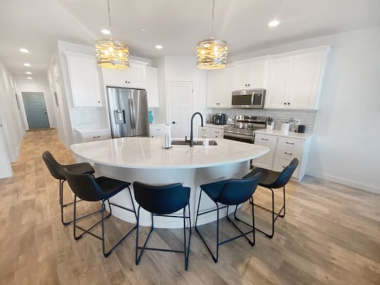 Bright 4BR Retreat with East Lake Views - Arnolds Park, Iowa