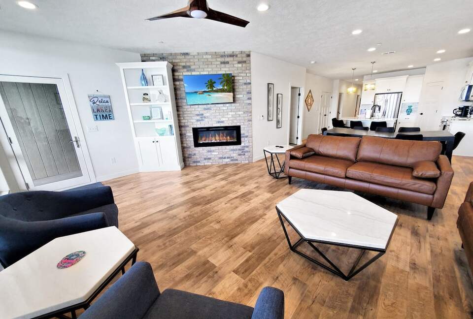 Bright 4BR Retreat with East Lake Views - Arnolds Park, Iowa