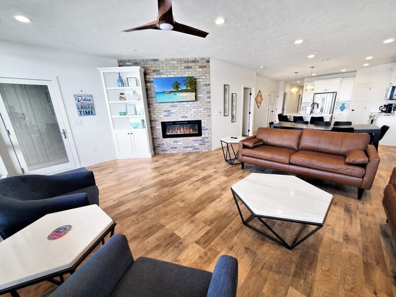 Bright 4BR Retreat with East Lake Views - Arnolds Park, Iowa