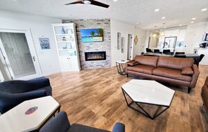 Bright 4BR Retreat with East Lake Views - Arnolds Park, Iowa