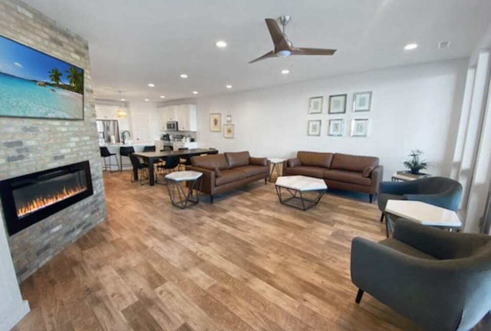 Bright 4BR Retreat with East Lake Views - Arnolds Park, Iowa