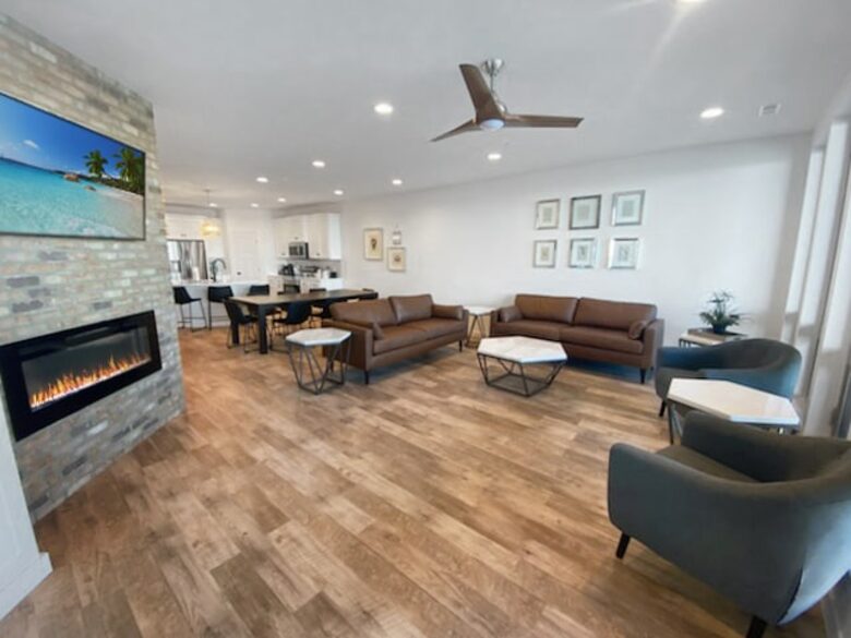 Bright 4BR Retreat with East Lake Views - Arnolds Park, Iowa