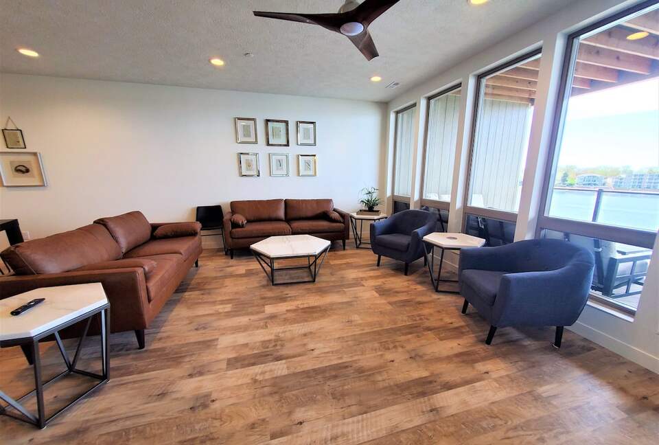 Bright 4BR Retreat with East Lake Views - Arnolds Park, Iowa