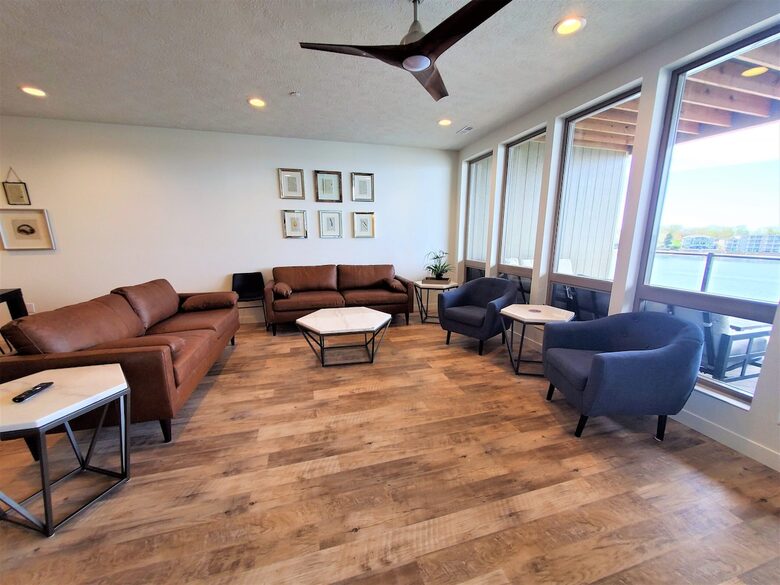 Bright 4BR Retreat with East Lake Views - Arnolds Park, Iowa