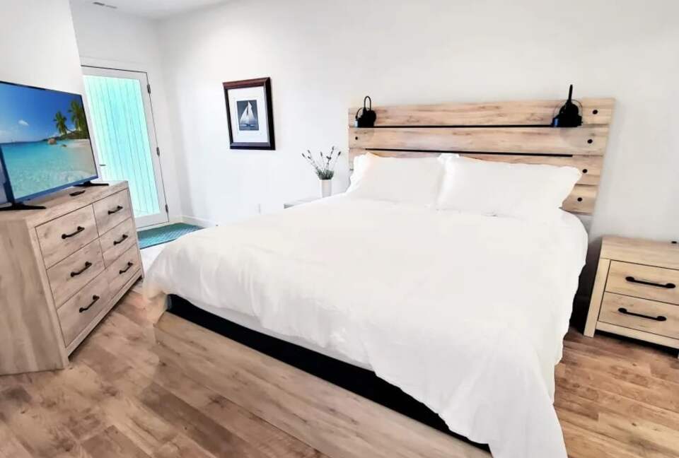 Bright 4BR Retreat with East Lake Views - Arnolds Park, Iowa