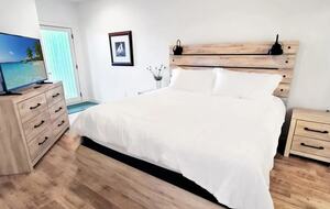 Bright 4BR Retreat with East Lake Views - Arnolds Park, Iowa