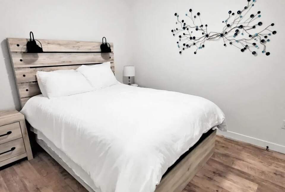 Bright 4BR Retreat with East Lake Views - Arnolds Park, Iowa