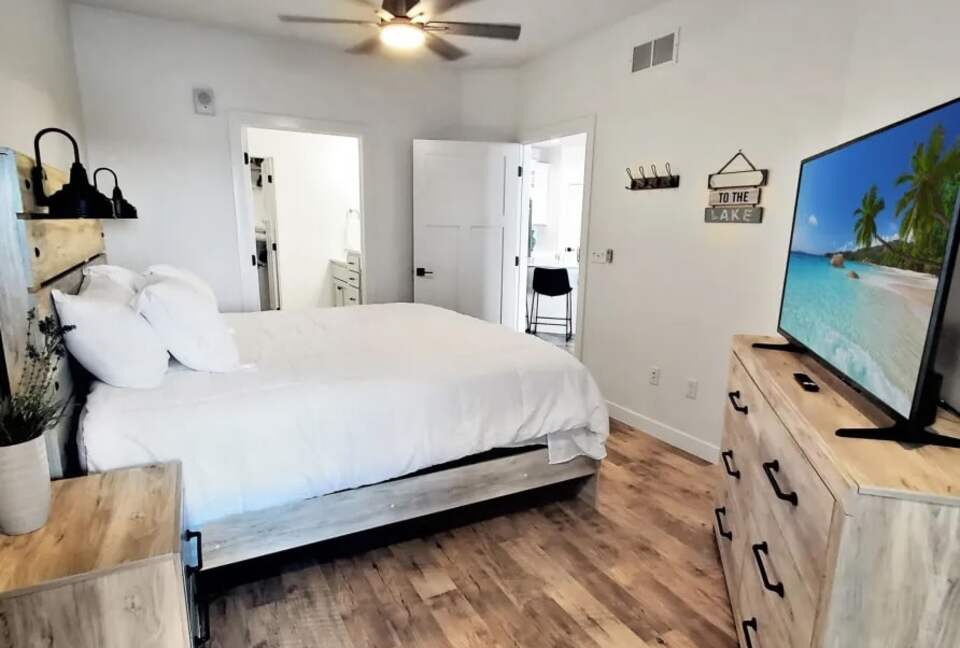 Bright 4BR Retreat with East Lake Views - Arnolds Park, Iowa