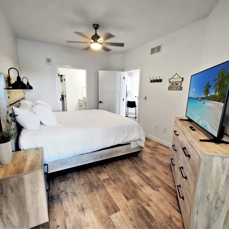 Bright 4BR Retreat with East Lake Views - Arnolds Park, Iowa