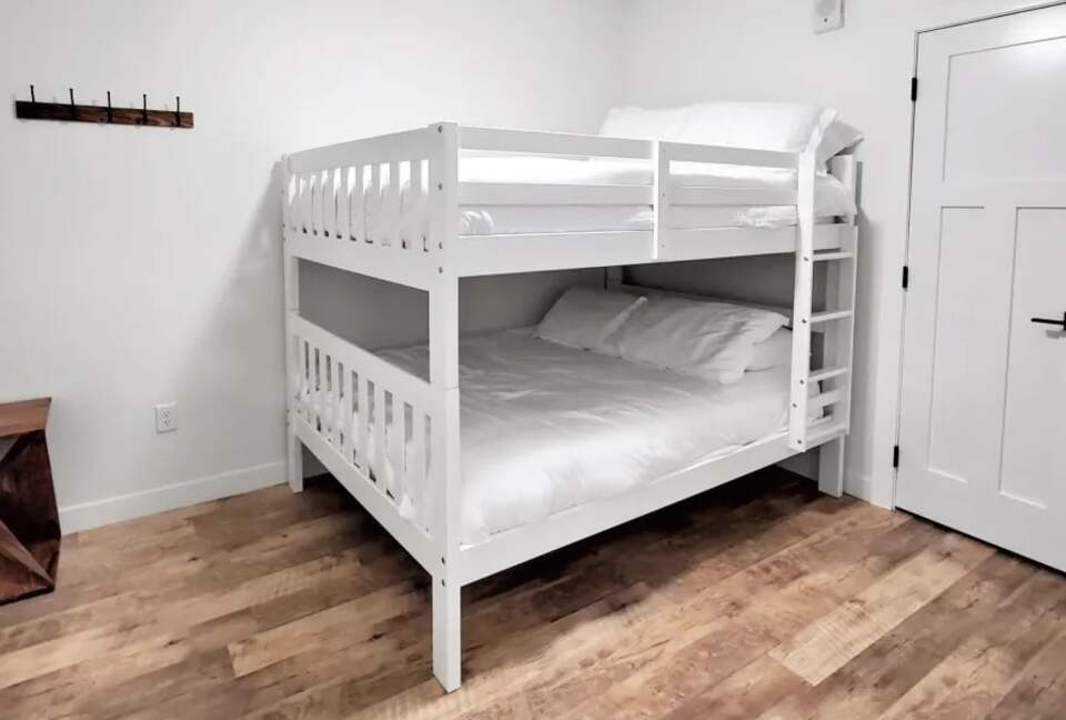 Bright 4BR Retreat with East Lake Views - Arnolds Park, Iowa