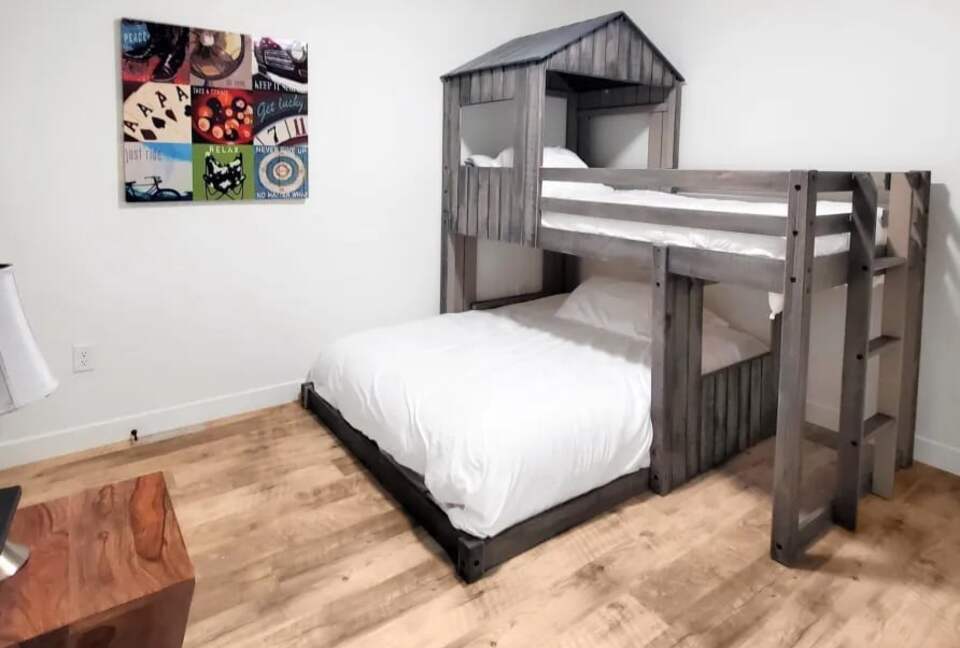 Bright 4BR Retreat with East Lake Views - Arnolds Park, Iowa